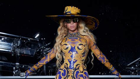 vestito beyonce versace tour|beyonce versace virgo groove.